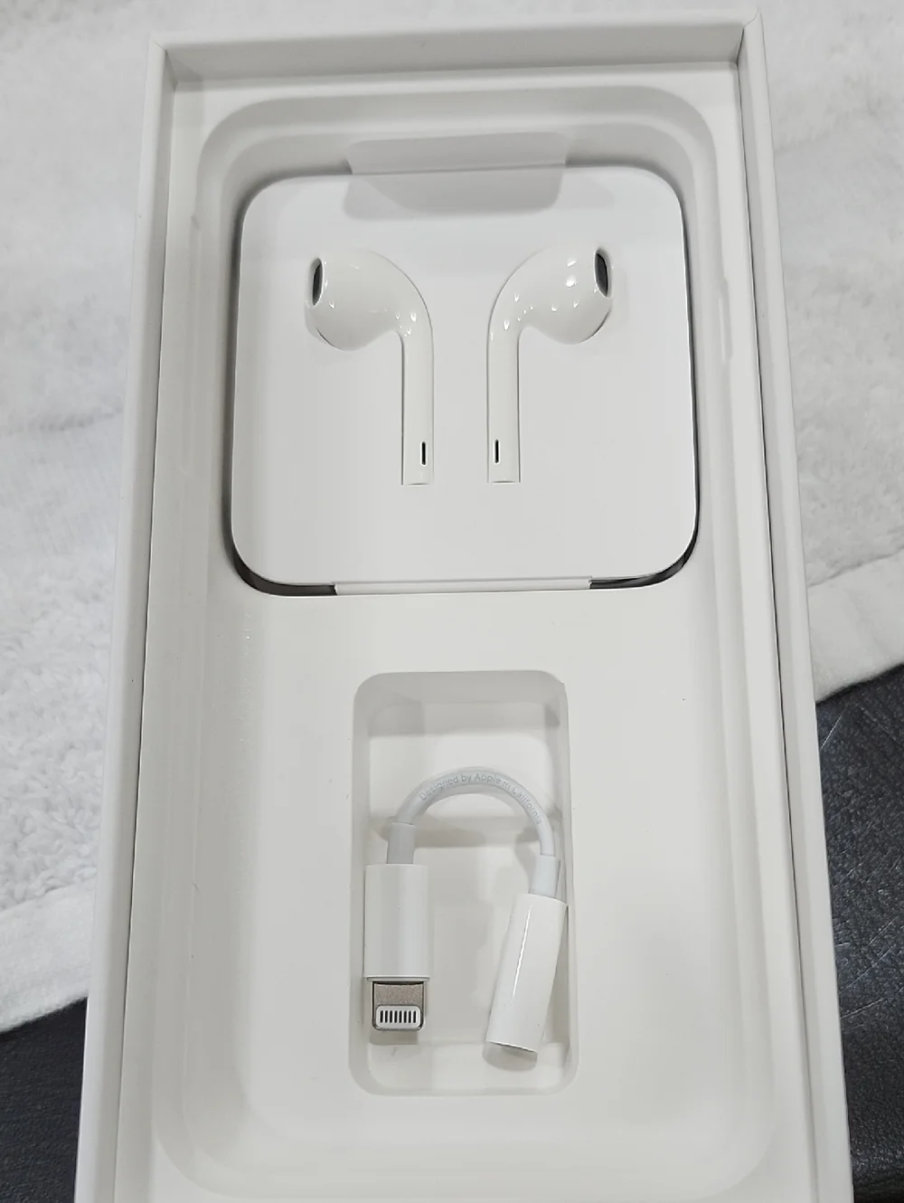 APPLE WHITE EARPODS WITH LIGHTNING CONNECTOR